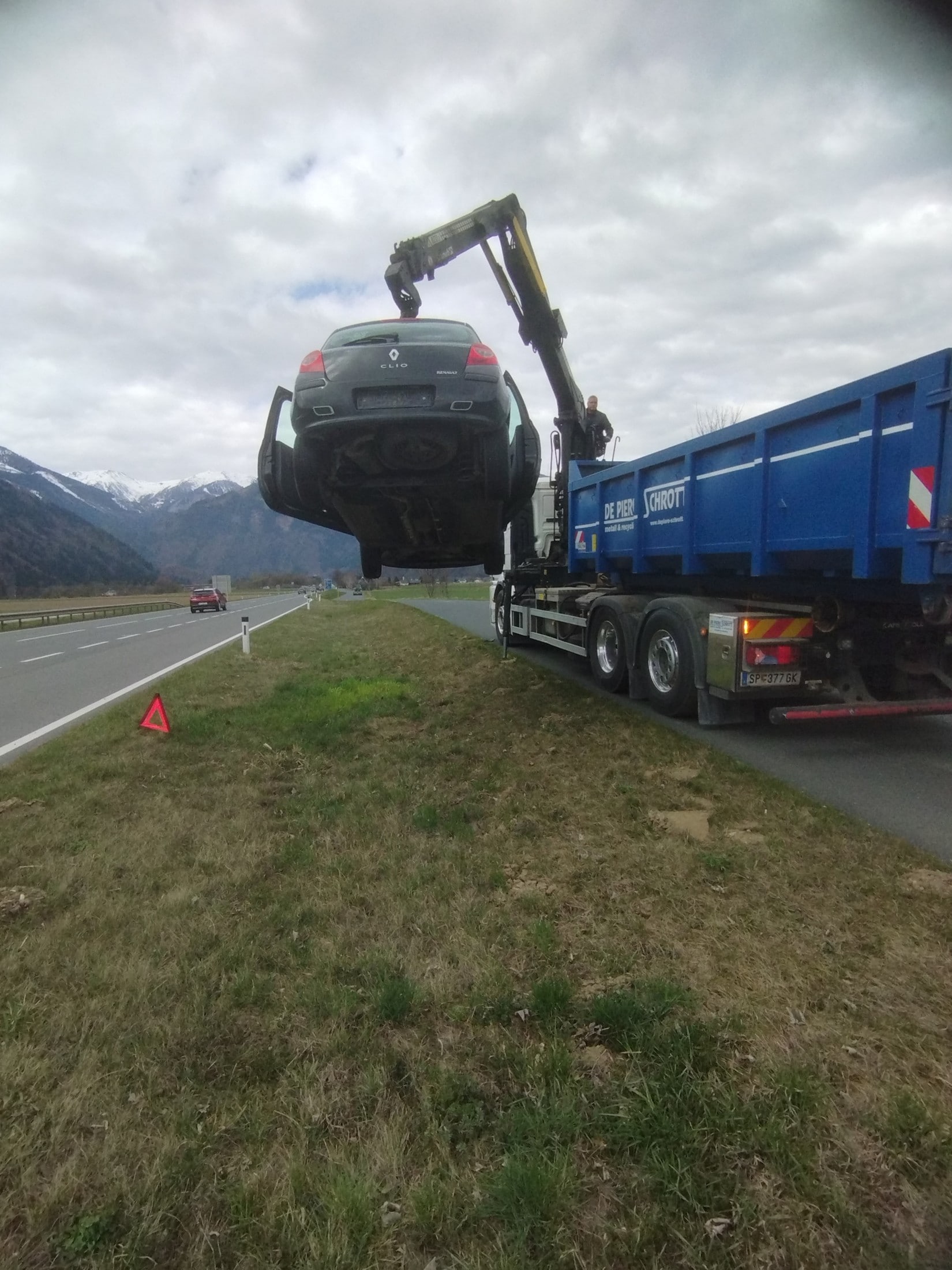 Das Geisterauto wurde von der De Piero Schrott GmbH abtransportiert und entsorgt.