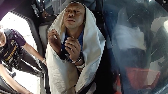 Verstörender Anblick: Der frühere Golf-Superstar Tiger Woods benommen und in Handschellen nach ...