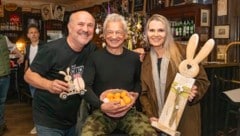 Boris Bukowski (Mitte) schritt mit helfender Hand bei den Gastgebern Niki und Brigitte ...