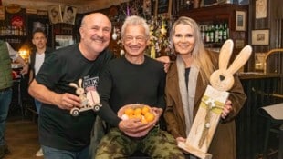 Boris Bukowski (Mitte) schritt mit helfender Hand bei den Gastgebern Niki und Brigitte ...