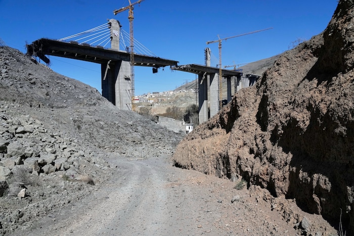 Die zerstörte Brücke im Norden des Iran befand sich noch im Bau.