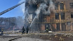 Löscharbeiten nach einer Drohnenattacke in Charkiw