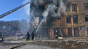 Löscharbeiten nach einer Drohnenattacke in Charkiw