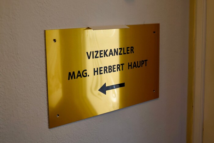 Das Schild hat Haupts Pressesprecher gerettet, als es in Wien abmontiert wurde.