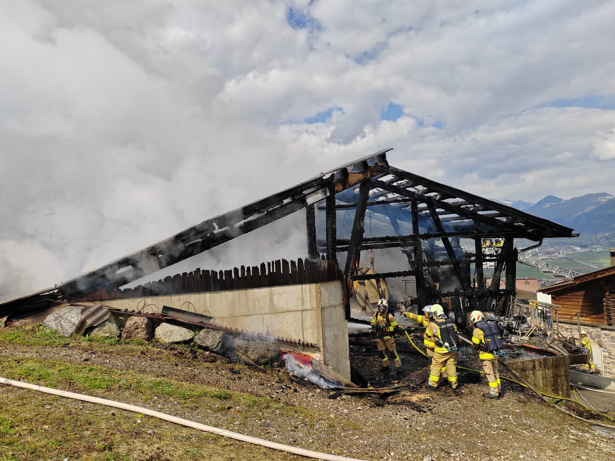 Die Hälfte des Wirtschaftsgebäudes wurde zerstört.