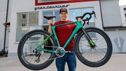 Frisch aus dem Shop: Der Wahl-Salzburger mit seinem italienischen Gravelbike.