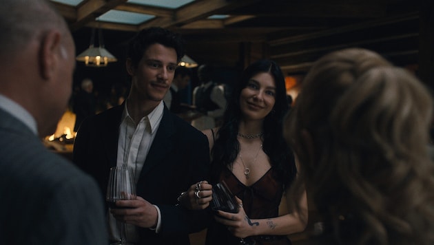 Rachel und Nicky sind schwer verliebt, zumindest, bis seine Familie beginnt, mitzumischen.