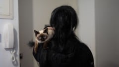 Esra S. (35) mit „Momo“ wurde in ihren eigenen vier Wänden sexuell belästigt.