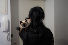 Eva S. (35) mit „Momo“ wurde in ihren eigenen vier Wänden sexuell belästigt.