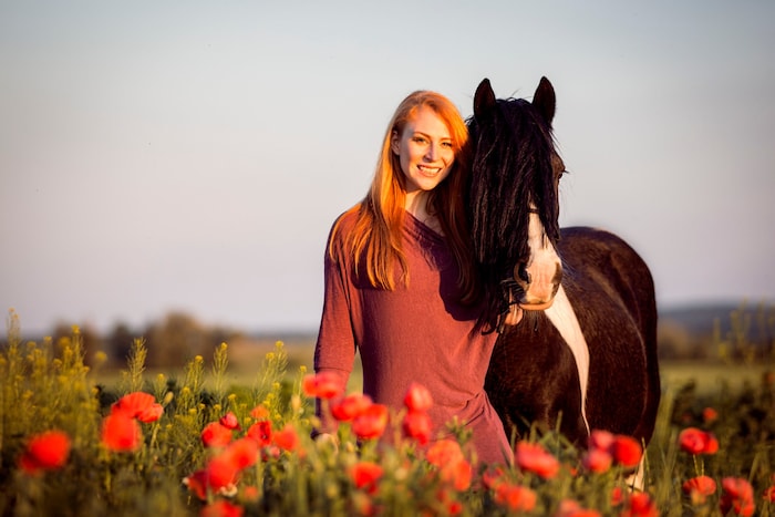 Mit Tinker-Pony „Murphy“. Der 1,35 Meter große Wallach lebt auf einem Pferdehof im ...