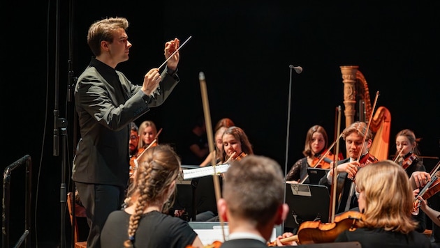 Dirigent Tobias Grabher mit der Camerata Musica Reno.