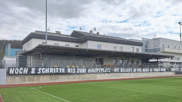 Transparente der Nordkurve im Trainingszentrum von Sturm: Acht Schritte bis zum Titel!