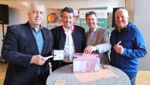 Harald Raffer, Hansi Schaunig, Daniel Fellner und Gerhard Thomasser mit der Spendenbox – jeder ...