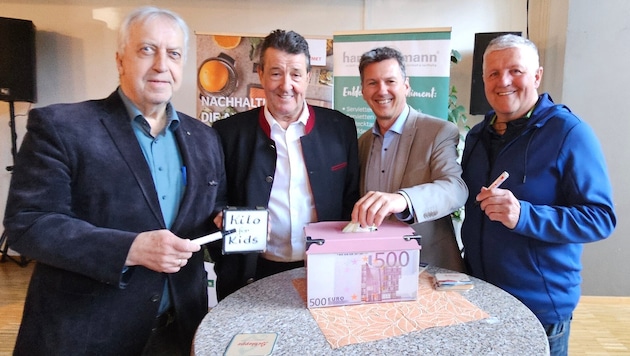 Harald Raffer, Hansi Schaunig, Daniel Fellner und Gerhard Thomasser mit der Spendenbox – jeder ...