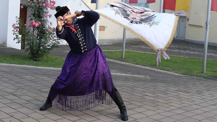 Das traditionelle Fahenenschwingen.