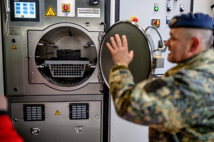 Funkgeräte, Waffen, Ausrüstung – Gegenstände können in den Spezialgeräten des Heeres „entgiftet“ ...