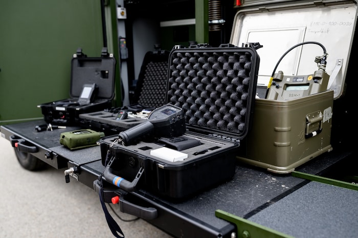 Zum Aufspüren von gefährlichen Stoffen sind Messgeräte wichtig.