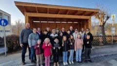 Kinder, Eltern und Stadtchef Franz Fischer (links) freuen sich über das neue große Buswartehaus, ...