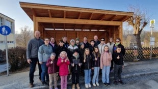 Kinder, Eltern und Stadtchef Franz Fischer (links) freuen sich über das neue große Buswartehaus, ...