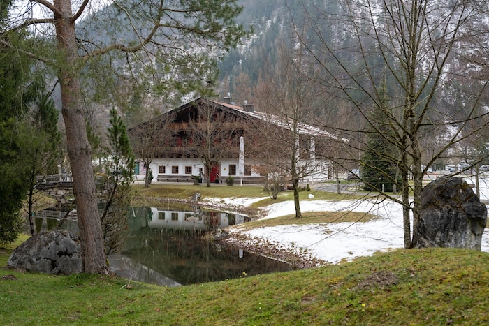 Der Campingplatz und das Gasthaus sind idyllisch an der Saalach gelegen.