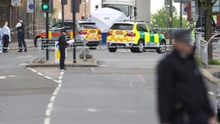 In London-Woolwich ist am Donnerstagnachmittag ein Bursche (14) erschossen worden. Tatverdächtig ...