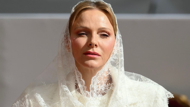 Fürstin Charlène: Der Spitzenschleier ist ein Muss – die Farbe Weiß ist beim Papstbesuch nur ...