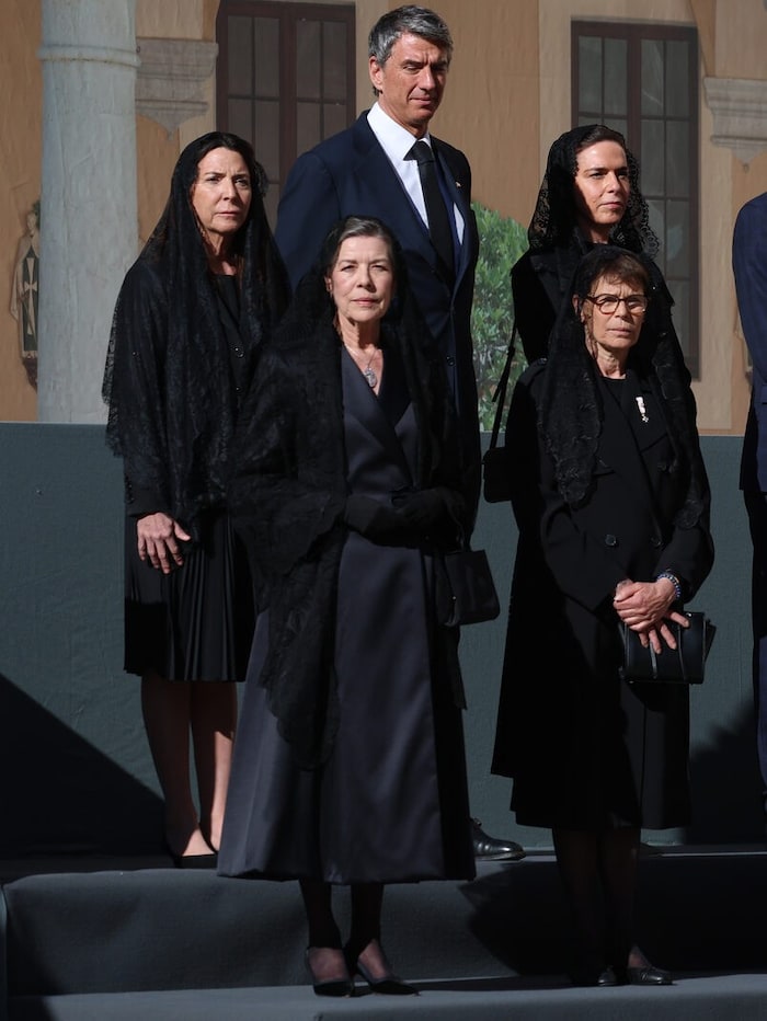 Prinzessin Caroline (unten links) im schwarzen Armani-Ensemble inklusive Schleier-Erbstück ihrer ...