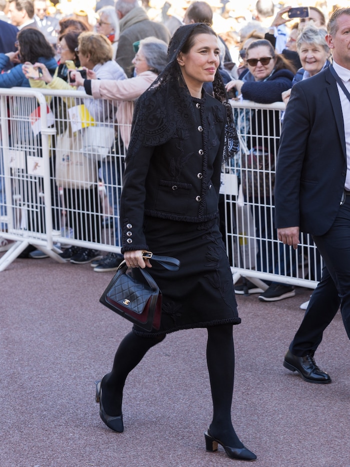 Chanel von Kopf bis Fuß: Charlotte Casiraghi, die Nichte von Fürst Albert II., setzte sogar auf ...