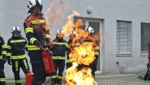 16 Mitarbeiter des Spitals legten erfolgreich die Truppmann-Ausbildung ab und verstärken nun das ...