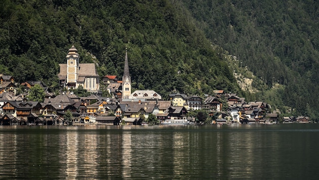 Dieser malerische Anblick lockt Touristenmassen nach Hallstatt und gilt auch als Symbolbild für ...
