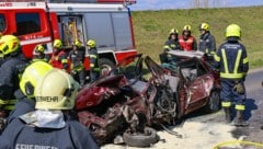 Das Auto wurde völlig demoliert. 