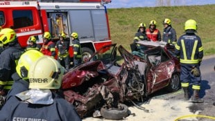 Das Auto wurde völlig demoliert. 