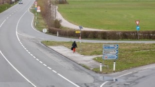 Öffi-Nutzer allein auf weiter Flur: Eine der Haltestellen an der B156 ist in Bergheim mitten auf ...