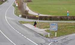 Öffi-Nutzer allein auf weiter Flur: Eine der Haltestellen an der B156 ist in Bergheim mitten auf ...