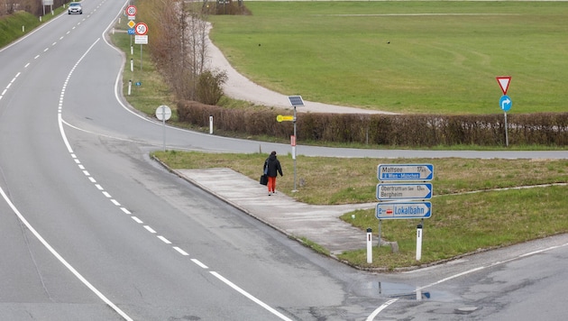 Öffi-Nutzer allein auf weiter Flur: Eine der Haltestellen an der B156 ist in Bergheim mitten auf ...