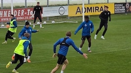Beim Training in Wels erlebten Dominik Samardzija (im Tor) und Felix Albrecht (r.) hohe ...