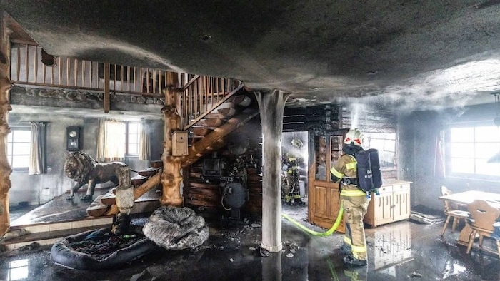 Die Feuerwehr bekämpfte den Brand unter schwerem Atemschutz.