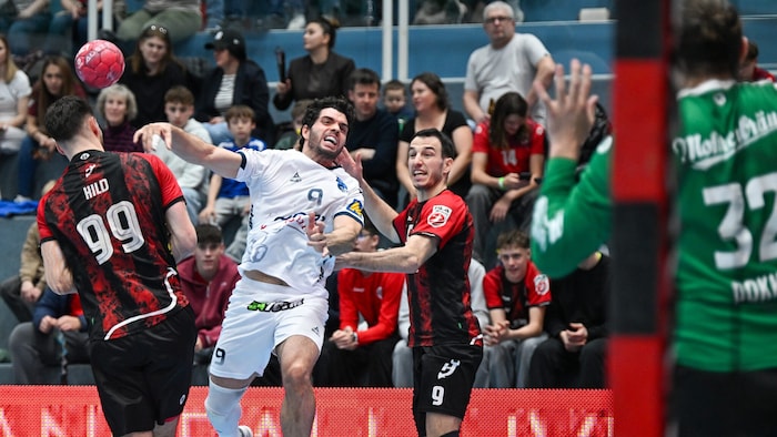 Abrahao (in weiß) fühlt sich in der HLA bislang pudelwohl.