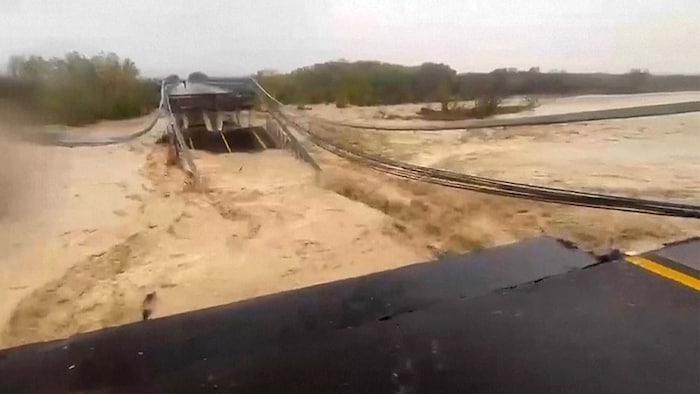 Die Brücke verschwindet im Fluss – sie wurde gerade überprüft, ob sie für den Verkehr wieder ...