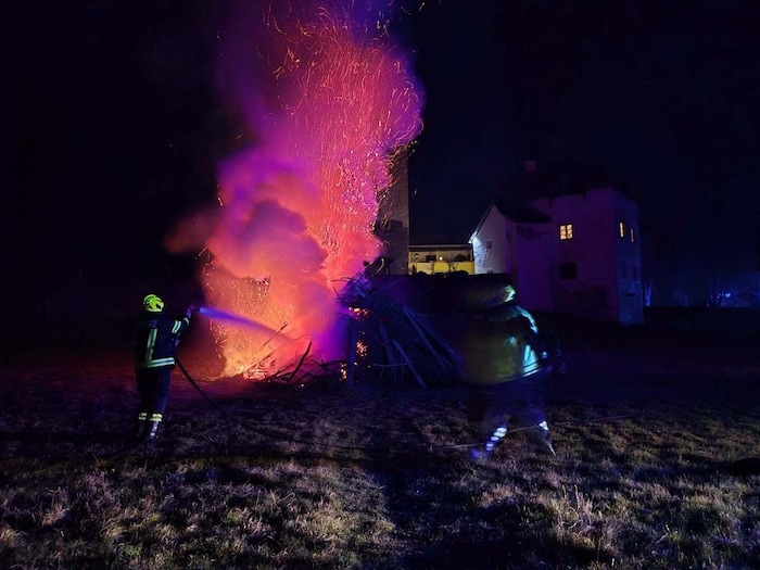 Einsatz der Wehren beim Schloss Moosburg