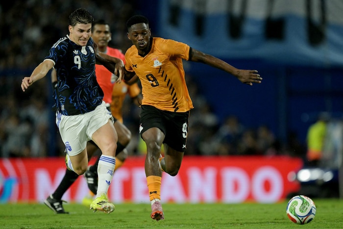 Kingstone Mutandwa (r.) im Zweikampf mit Argentiniens Julian Alvarez