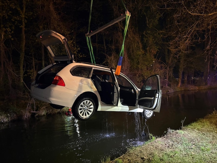 Das Auto musste von Feuerwehr, Wasserrettung und einem Abschleppunternehmen geborgen werden.