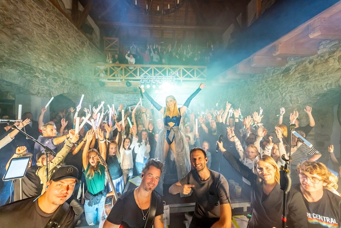 Mit ihrem 2015 erschienen Album „Sternentanz“ landete die 32-jährige Salzburgerin Julia Buchner ...