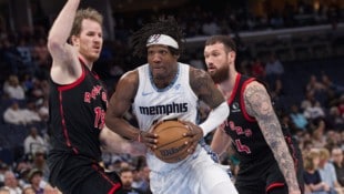Jakob Pöltl (l.) feierte mit den Raptors einen Sieg gegen Memphis.