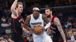Jakob Pöltl (l.) feierte mit den Raptors einen Sieg gegen Memphis.