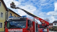 Eine Nachbarin entdeckte das Feuer, das auf einem Dachboden gleich gegenüber der Feuerwehr ...