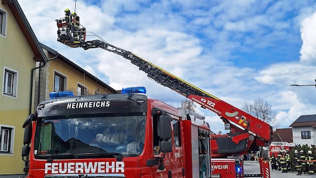 Eine Nachbarin entdeckte das Feuer, das auf einem Dachboden gleich gegenüber der Feuerwehr ...