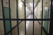 In einem Haftraum des Maßnahmenvollzugs vergewaltigte ein Häftling seinen Kollegen.