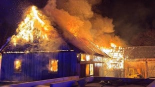 Ein Wirtschaftsgebäude mit integrierter Hobbywerkstatt sowie eine angrenzende Halle zur ...