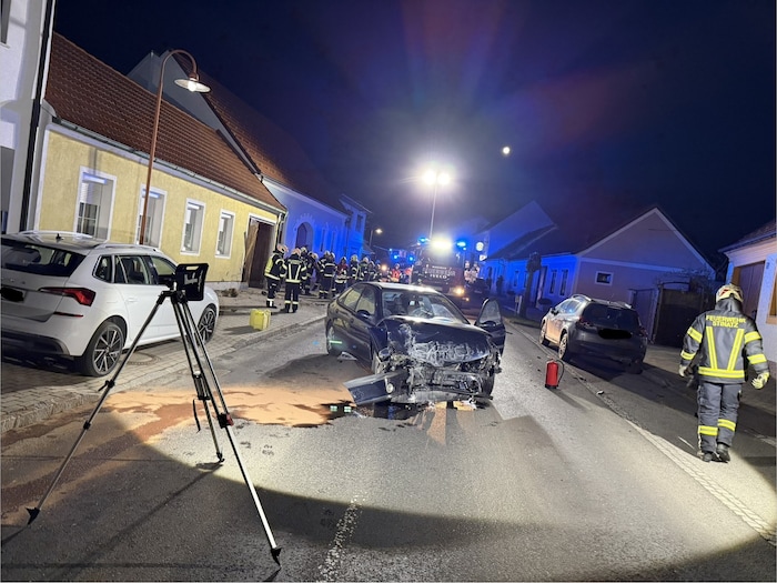 Trümmerteile wurden in der Nacht von der Straße geräumt.